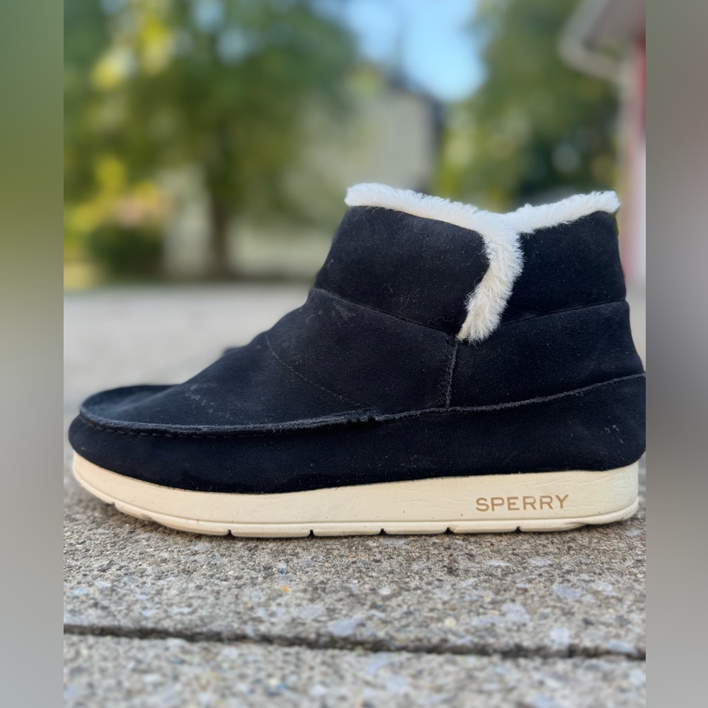 Sperry Black Boots with Cream Fur Lining